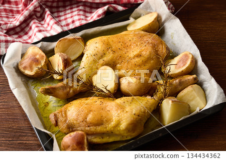 新鮮出爐的烤雞 134434362