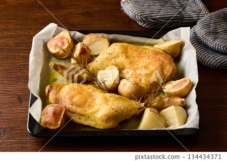 新鮮出爐的烤雞 134434371