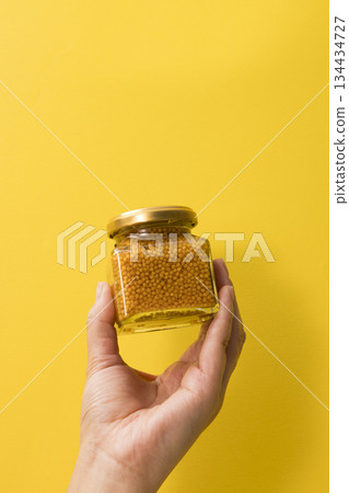 手裡拿著芥末瓶 134434727