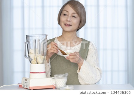 老婦人在廚房用果汁機製作健康果汁 134436305