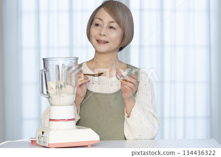 老婦人在廚房用果汁機製作健康果汁 134436322