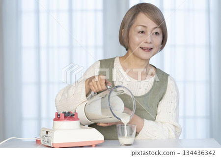 老婦人在廚房用果汁機製作健康果汁 134436342