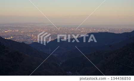 遠處可見一座城市。 134436850