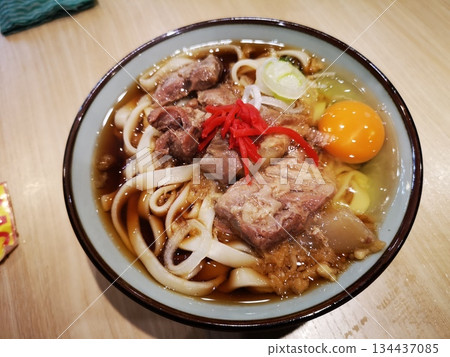 來自立式蕎麥麵餐廳的Kishimen和雞蛋paika 來自立式蕎麥麵餐廳的Kishimen和雞蛋paika 134437085
