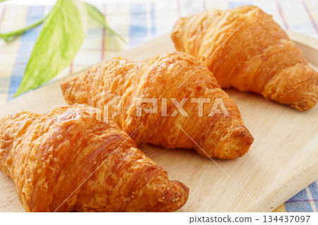 Mini croissant 134437097