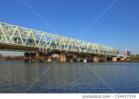 冬季,京濱東北線E233系列車駛過荒川大橋 冬季,京濱東北線E233系列車駛過荒川大橋 134437354