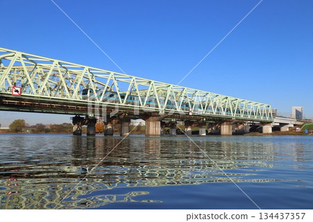 冬季,京濱東北線E233系列車駛過荒川大橋 冬季,京濱東北線E233系列車駛過荒川大橋 134437357