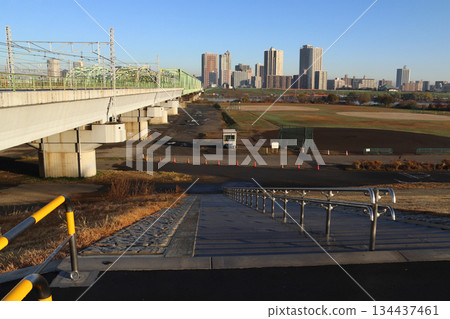 晴朗冬日里的荒川橋與河口市景 晴朗冬日里的荒川橋與河口市景 134437461