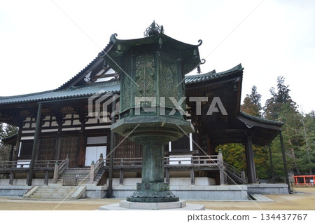 Bronze lantern in the main hall (Danjogaran, Kongobu-ji Temple, Mount Koya, Koyasan, Koya-cho, Ito-gun, Wakayama Prefecture) 134437767