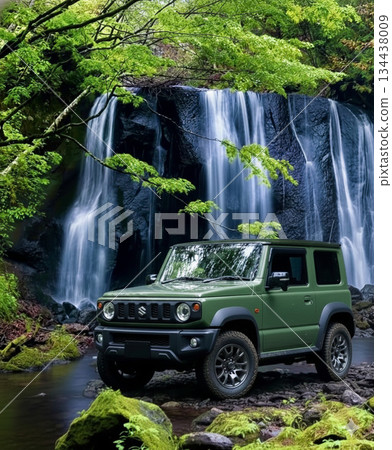 一輛汽車穿過瀑布 134438009