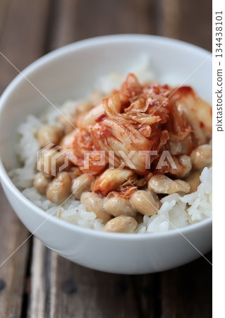 米飯上放著大納豆和泡菜 納豆泡菜飯 134438101