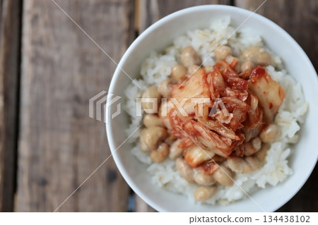 米飯上放著大納豆和泡菜 納豆泡菜飯 134438102