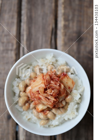 米飯上放著大納豆和泡菜 納豆泡菜飯 134438103
