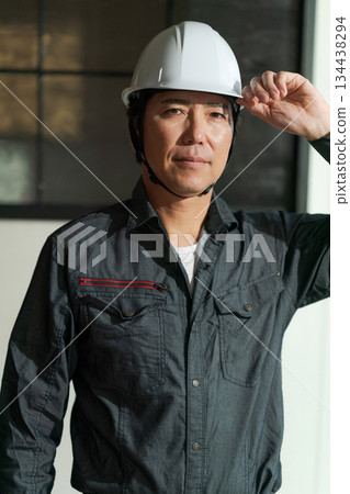 男性工作戴頭盔 134438294