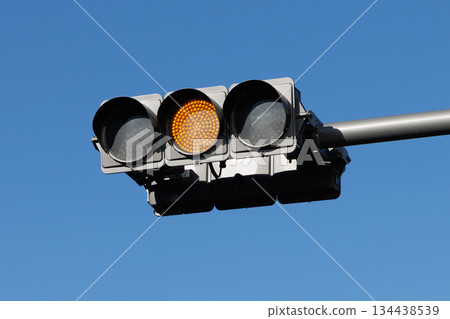 交通燈黃色 134438539