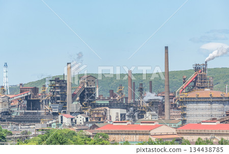 一張鋼鐵廠運轉中的畫面 134438785