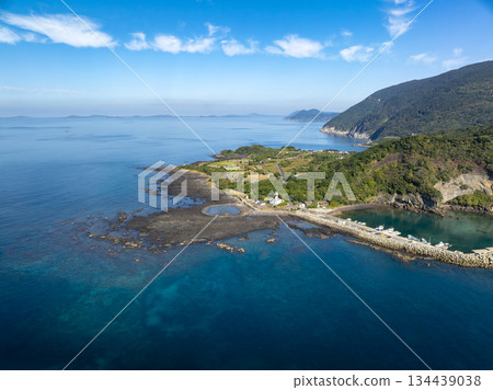 無人機拍攝的長崎縣新上五町新魚目海灘和新魚目島的空拍照片 無人機拍攝的長崎縣新上五町新魚目海灘和新魚目島的空拍照片 134439038