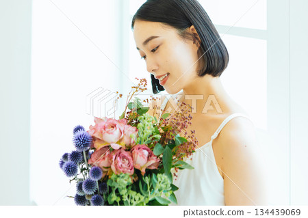 有花束的少婦 134439069