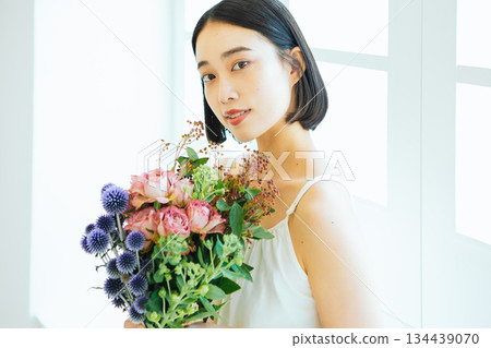 有花束的少婦 134439070