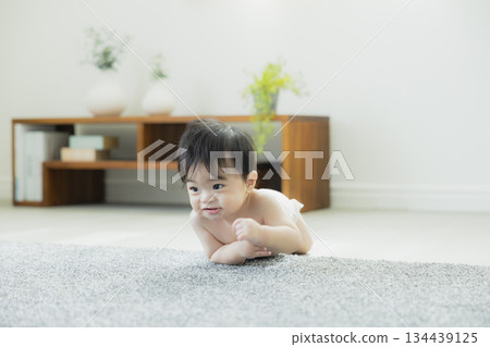 爬行寶寶 134439125