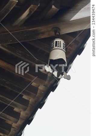 Hanging lanterns under the eaves (Kondo Hall of Danjogaran, Kongobu-ji Temple, Mount Koya, Koya-cho, Ito-gun, Wakayama Prefecture) Hanging lanterns under the eaves (Kondo Hall of Danjogaran, Kongobu-ji Temple, Mount Koya, Koya-cho, Ito-gun, Wakayama Prefecture) 134439474