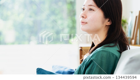 年輕女子在客廳放鬆 134439594