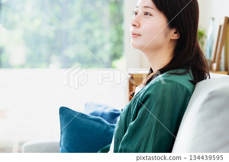 年輕女子在客廳放鬆 134439595