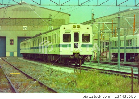Odakyu 1800 series, 1854-1803. On the right is a 2600 series train undergoing air conditioning and side display modifications, August 12, 1979. 134439599