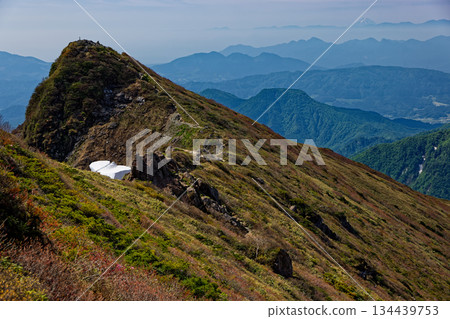 從谷川山沖之美美山脊看到的苫之美美和富士山 134439753