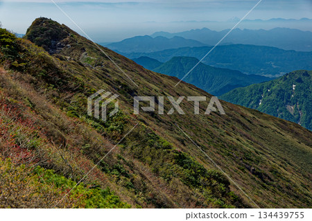 從谷川山沖之美美山脊看到的苫之美美和富士山 從谷川山沖之美美山脊看到的苫之美美和富士山 134439755