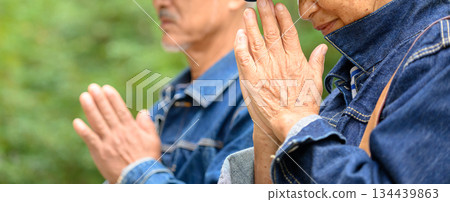 一對老年夫婦一起祈禱 134439863