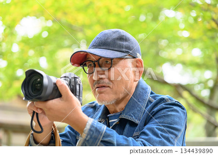 一位老人手持相機的肖像 134439890