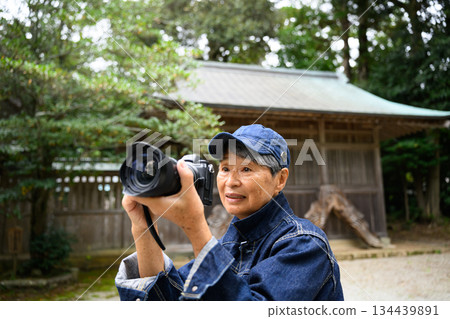 老婦人們在神社拍照留念 134439891