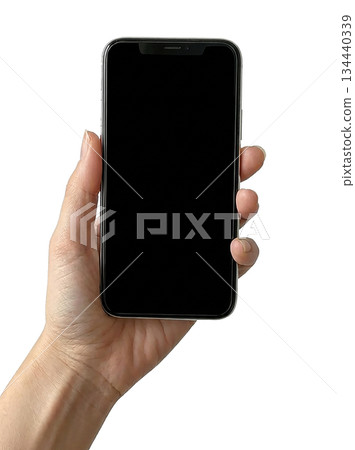 一位四十多歲的家庭主婦的手拿著一部智慧型手機 134440339