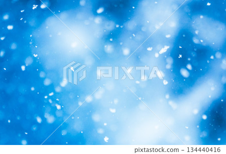 隆冬時節，從高處俯瞰美瑛川碧藍的河水，雪花紛飛。 134440416