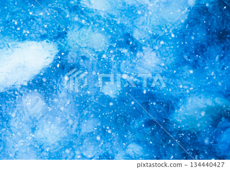 隆冬時節，從高處俯瞰美瑛川碧藍的河水，雪花紛飛。 134440427