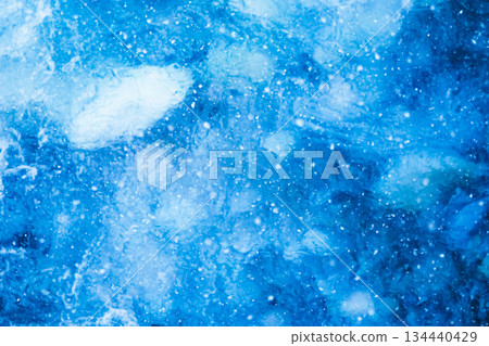 隆冬時節,從高處俯瞰美瑛川碧藍的河水,雪花紛飛。 隆冬時節,從高處俯瞰美瑛川碧藍的河水,雪花紛飛。 134440429