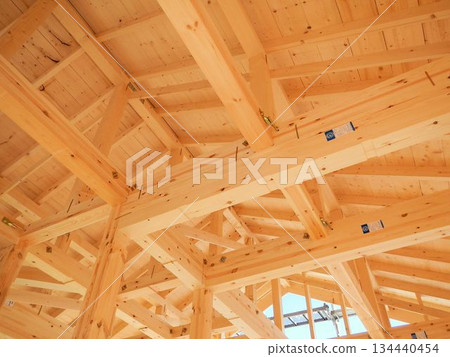 木造房屋施工現場的樑和節點結構 木造房屋施工現場的樑和節點結構 134440454