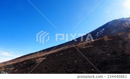 從禦中道第五合目眺望富士山頂峰 從禦中道第五合目眺望富士山頂峰 134440861