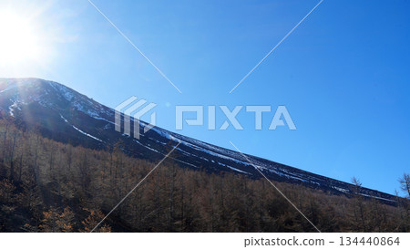 從禦中道第五合目眺望富士山頂峰 134440864