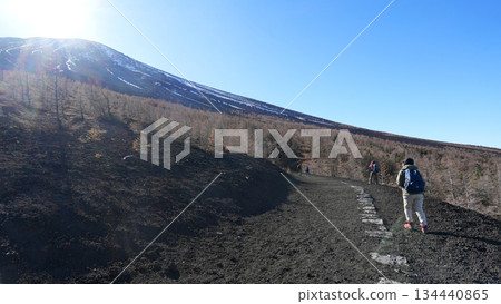 從禦中道第五合目眺望富士山頂峰 從禦中道第五合目眺望富士山頂峰 134440865