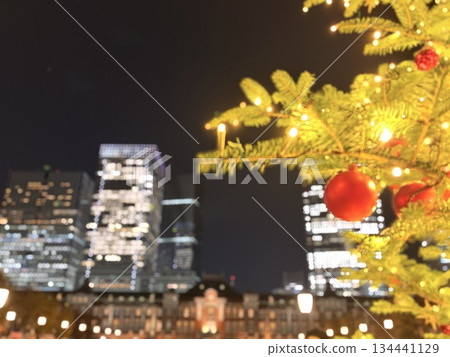 東京車站及其燈光璀璨的聖誕樹 134441129