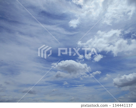 藍天中飄動的薄雲 藍天中飄動的薄雲 134441137