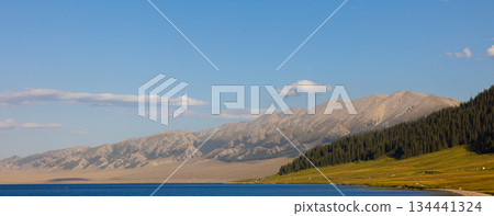 中國新疆賽木林湖:清澈湛藍的湖水和廣闊無垠的自然風光 中國新疆賽木林湖:清澈湛藍的湖水和廣闊無垠的自然風光 134441324