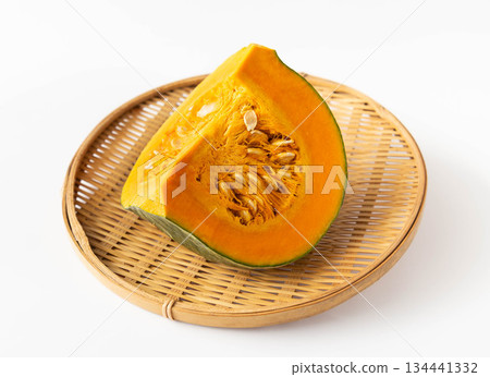 漏杓上的南瓜-北海道南瓜 漏杓上的南瓜-北海道南瓜 134441332