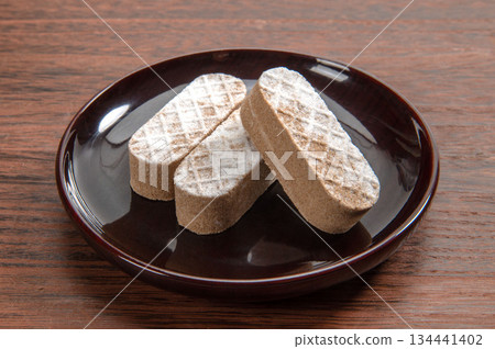 Traditional Japanese snack, barley roasting 134441402