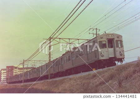 東急巴士，第一代7000系列7024號車及其他六輛車，日吉綱島，1979年12月29日 134441481