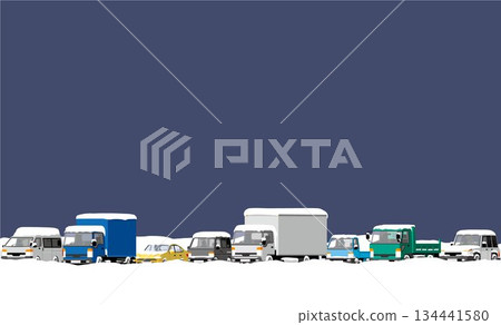 降雪導致夜間交通擁擠、車輛滯留和交通癱瘓 134441580