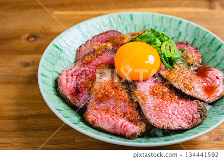 烤牛肉碗，淋上蛋黃 134441592