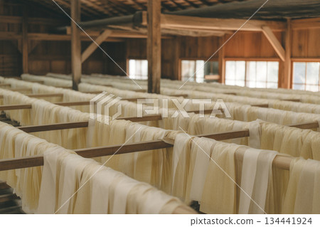 手工和紙的晾曬過程(工作室裡的紙張擺放) 手工和紙的晾曬過程(工作室裡的紙張擺放) 134441924